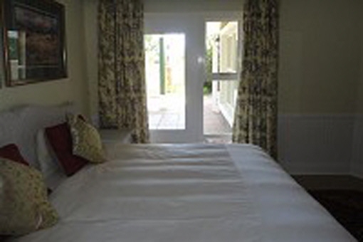 Bedroom with access to the veranda