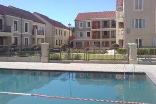 Flat available in Cape Town with community pool